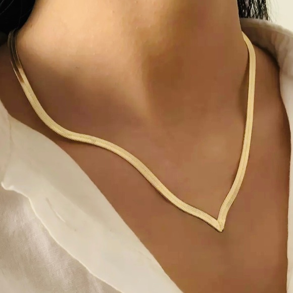 ✨✨Gold Snake V Flat Necklace ✨✨ - Picture 4 of 7